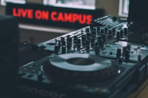 Festa universitária tem que ter DJ!